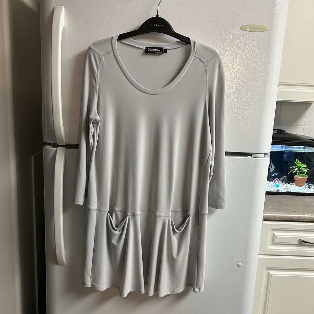 Sympli Light grey Long Sleeve
Tunic Size 6 w pockets